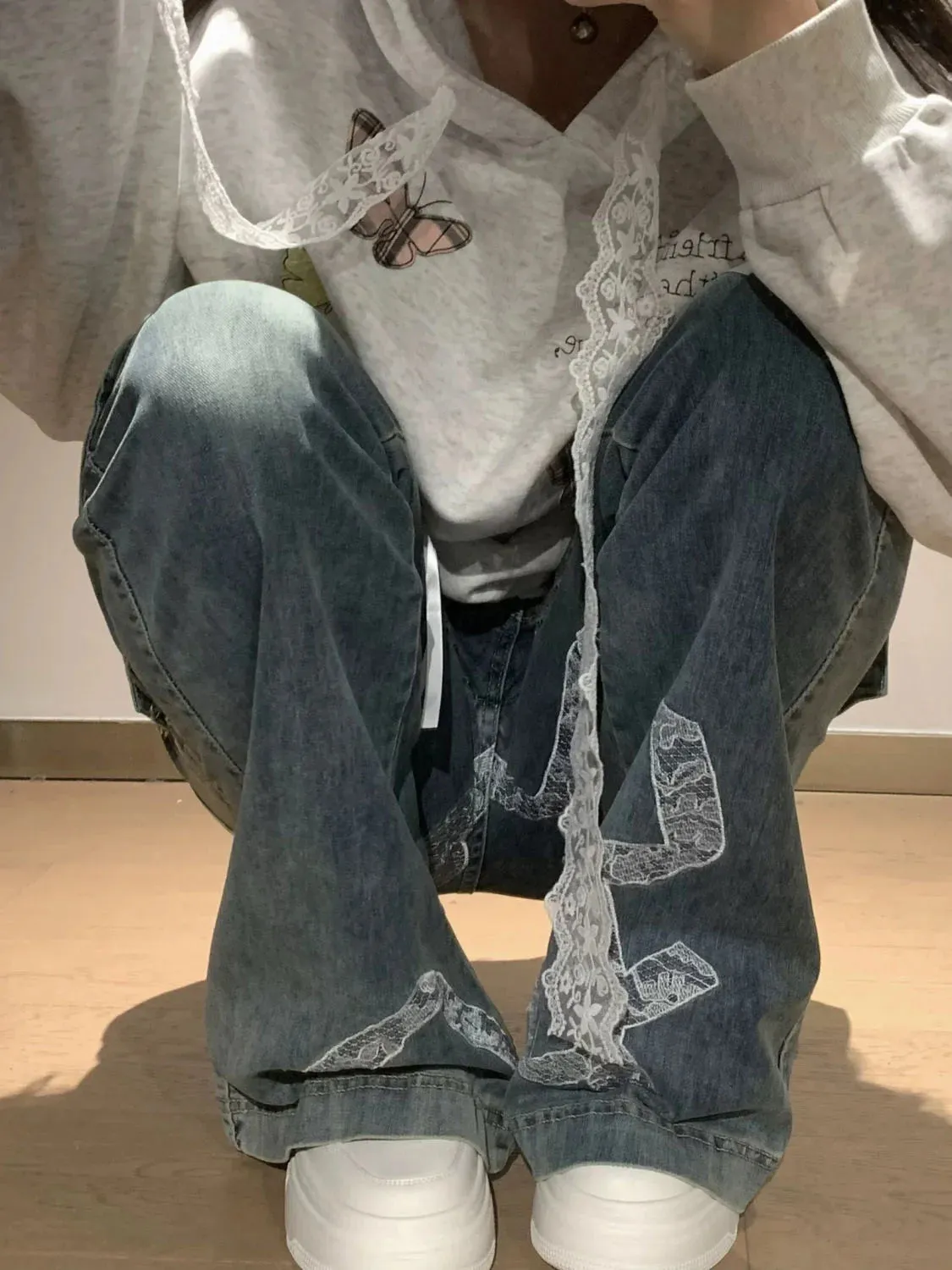 Jeans patte d'eph verwaschen grau und weiß y2k mit weißer stickerei