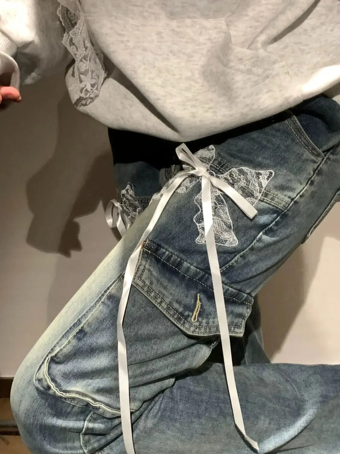 Jeans patte d'eph verwaschen grau und weiß y2k mit weißer stickerei