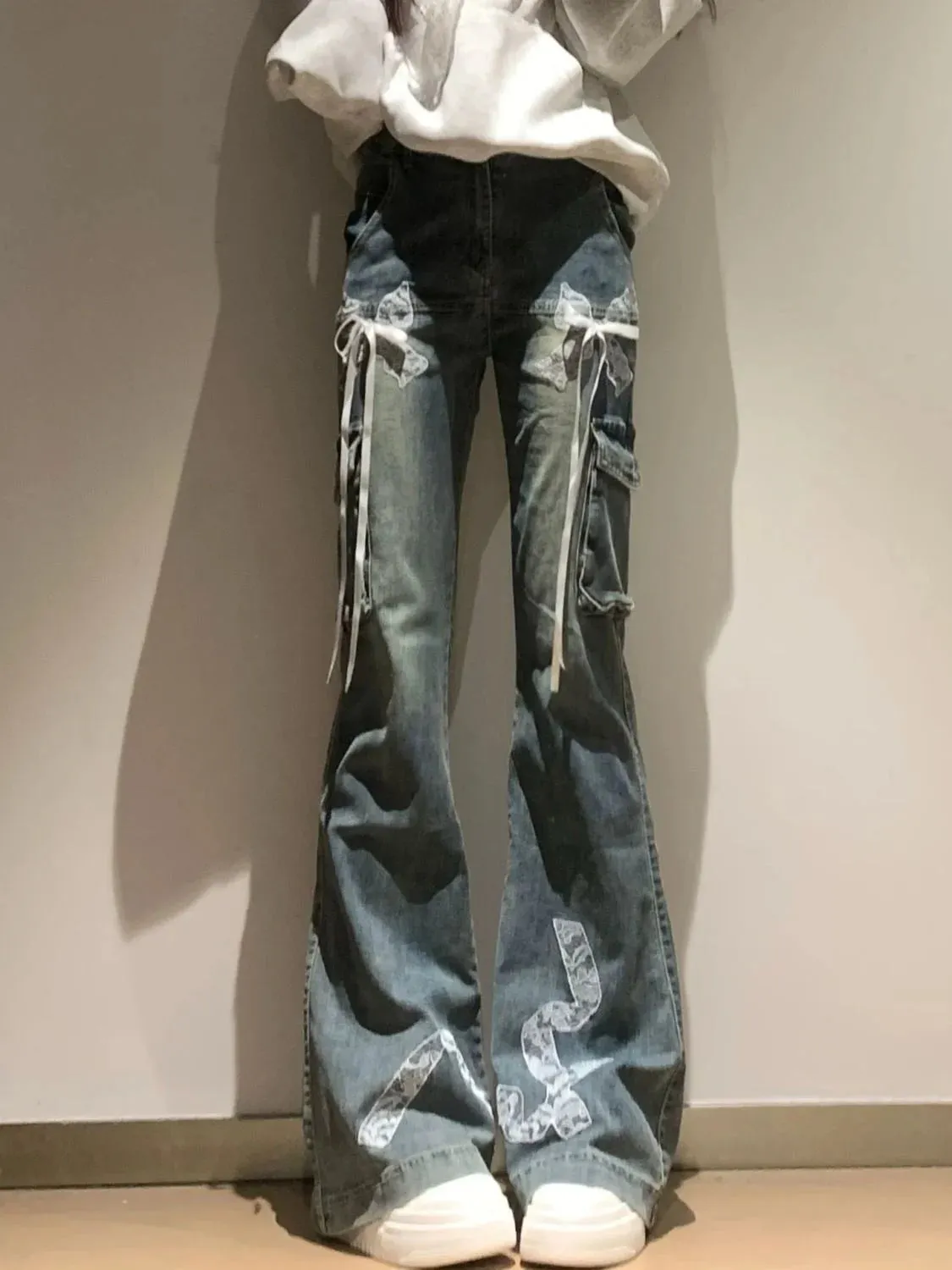 Jeans patte d'eph verwaschen grau und weiß y2k mit weißer stickerei