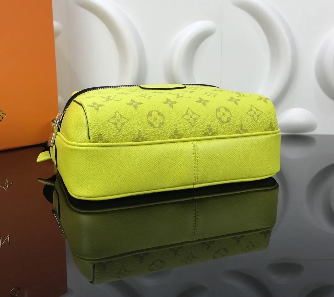 OUTDOOR MESSENGER