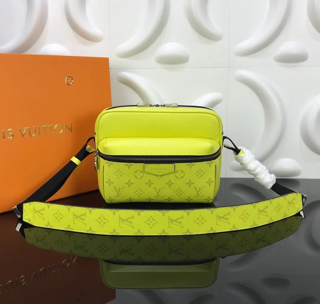 OUTDOOR MESSENGER