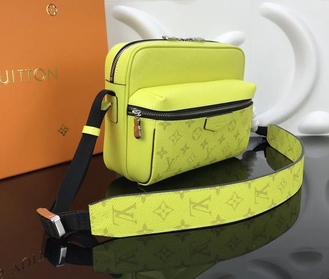 OUTDOOR MESSENGER